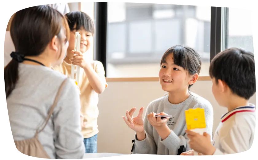 同年代の子どもたちと一緒に活動する子ども