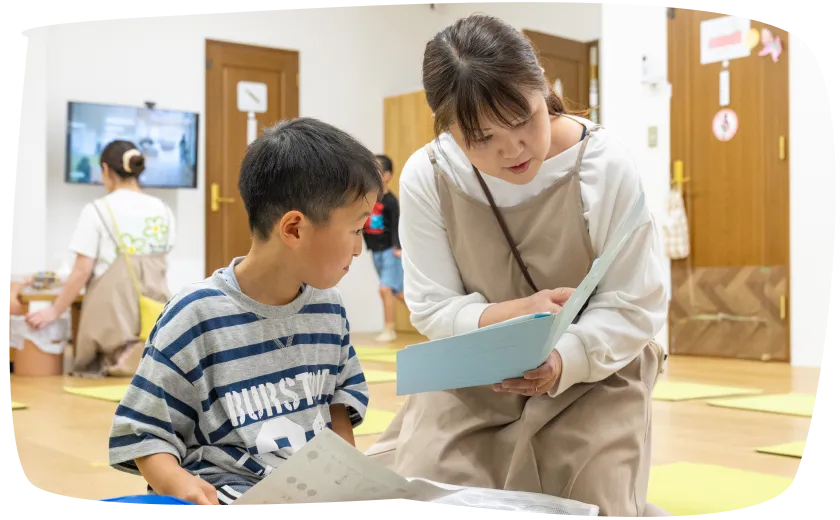 スタッフと一緒に学習に取り組む子ども