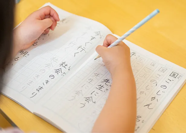 机に向かって学習する子ども