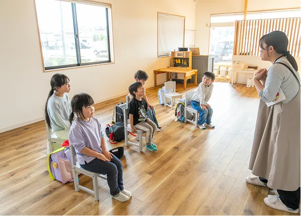 集団で活動する子どもたち