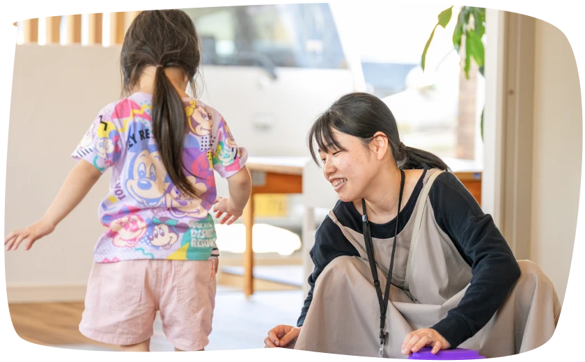 バランスボールを使って関わるスタッフと子ども