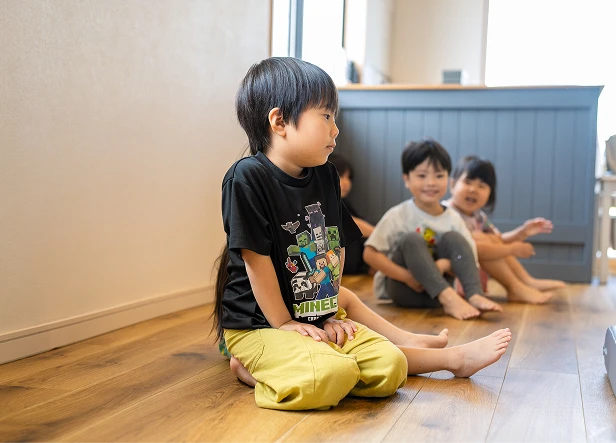 床で過ごす子どもたち