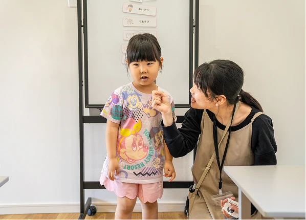 スタッフと関わる子ども