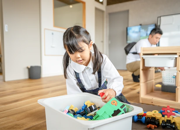 おもちゃを片付ける子ども