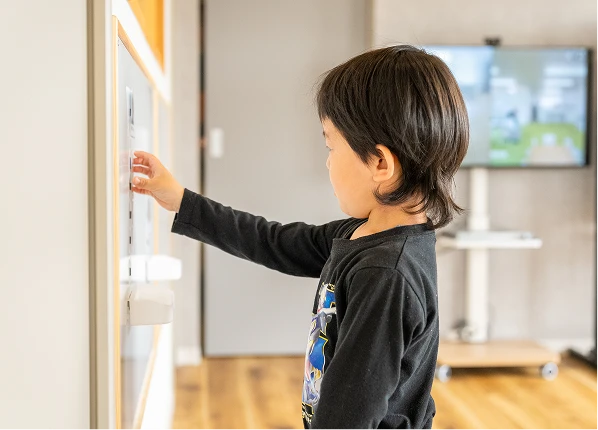 壁の課題に取り組む子ども