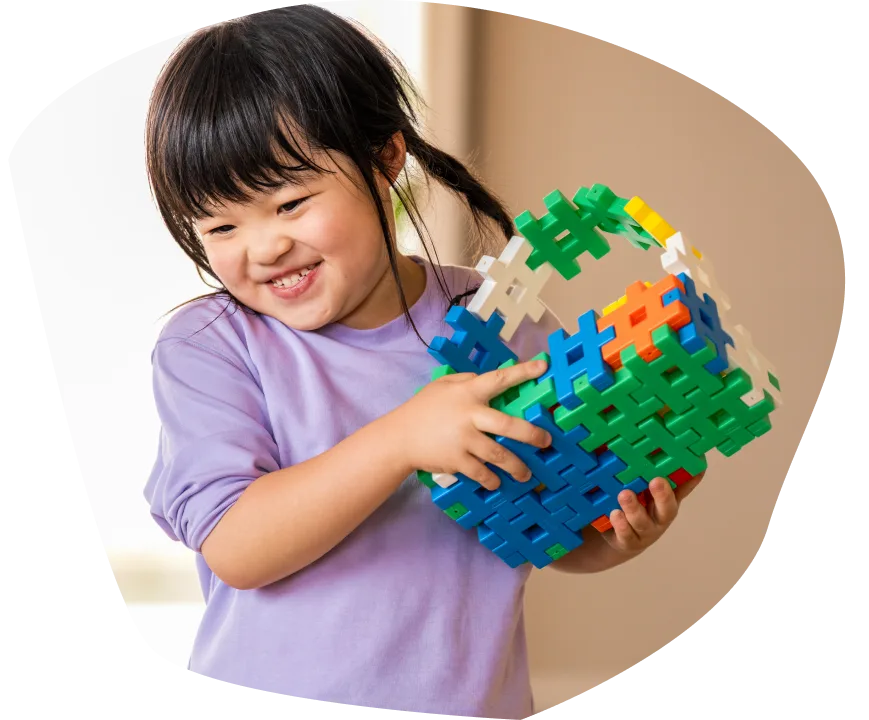 ブロックで遊ぶお子さま